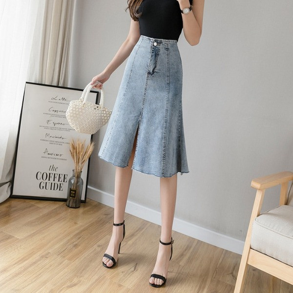 Farmerszoknya szabású modell hasítékkal, magas derékkal