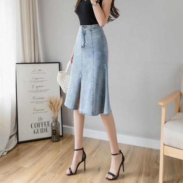 Farmerszoknya szabású modell hasítékkal, magas derékkal