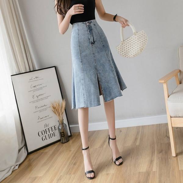 Farmerszoknya szabású modell hasítékkal, magas derékkal