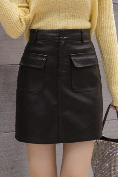 Modern rövid szoknya eko bőrből, magas derékkal és zsebekkel