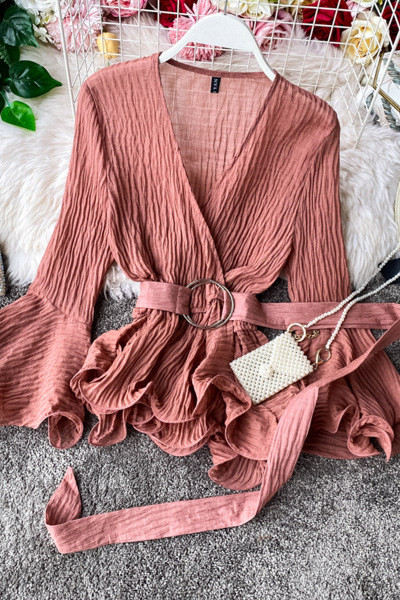 Modern női ing V-nyakkal, kivágott ujjakkal fürtökkel és derékövvel