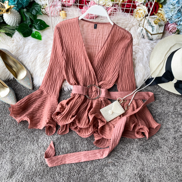 Modern női ing V-nyakkal, kivágott ujjakkal fürtökkel és derékövvel