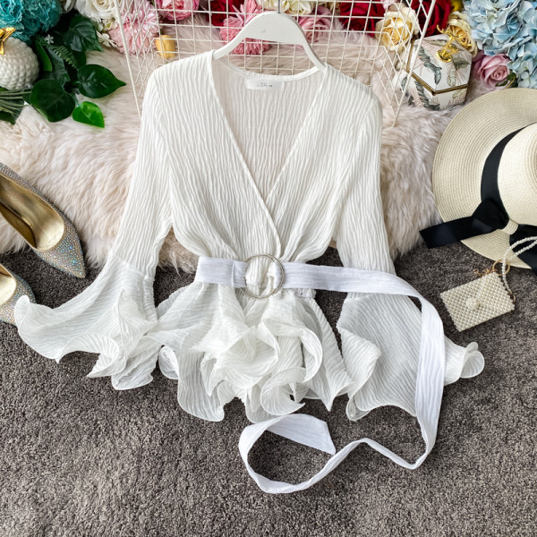 Modern női ing V-nyakkal, kivágott ujjakkal fürtökkel és derékövvel