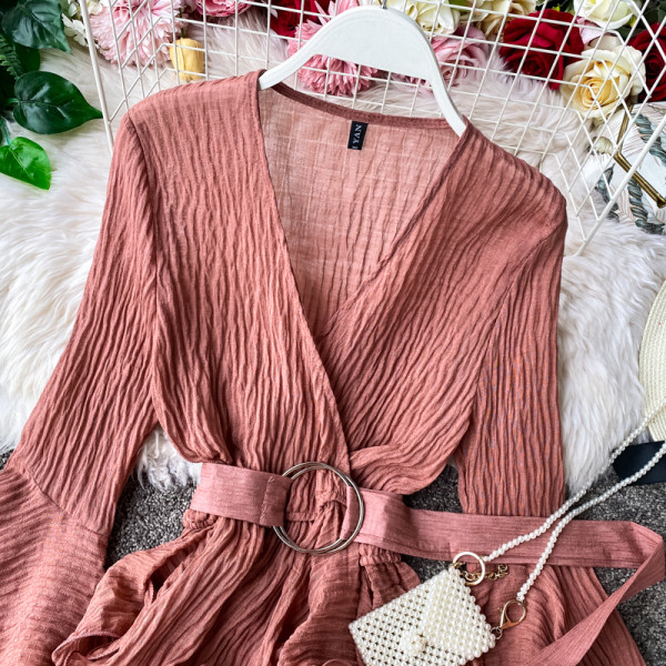 Modern női ing V-nyakkal, kivágott ujjakkal fürtökkel és derékövvel