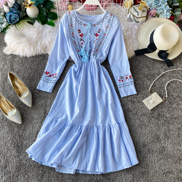 Retró női ruha hímzéssel, bojtkötővel