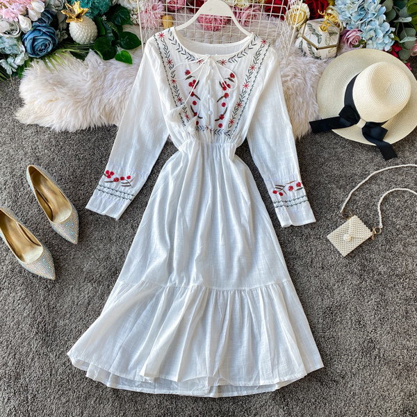 Retró női ruha hímzéssel, bojtkötővel