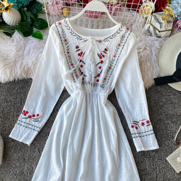 Retró női ruha hímzéssel, bojtkötővel