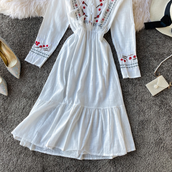 Retró női ruha hímzéssel, bojtkötővel