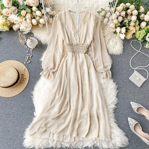 Sifon női ruha kivágott modell hosszú ujjal, pontozott mintával