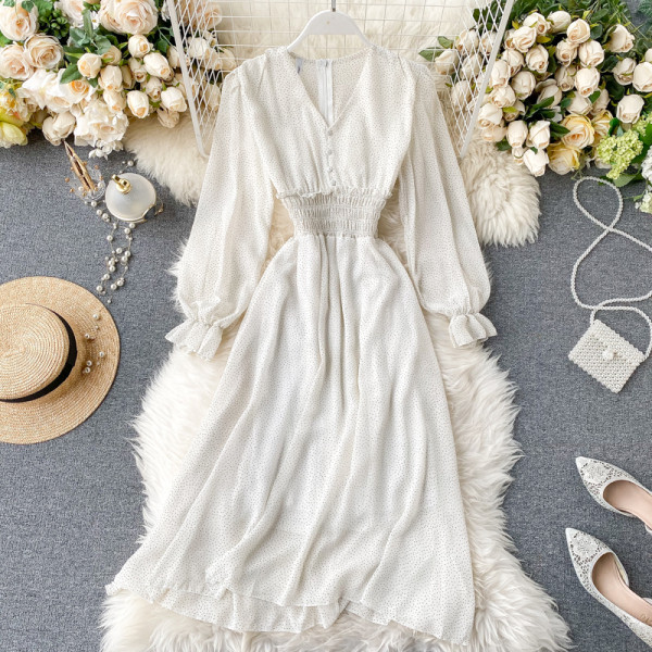 Sifon női ruha kivágott modell hosszú ujjal, pontozott mintával