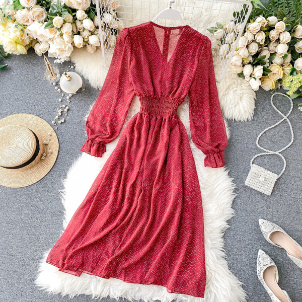 Sifon női ruha kivágott modell hosszú ujjal, pontozott mintával