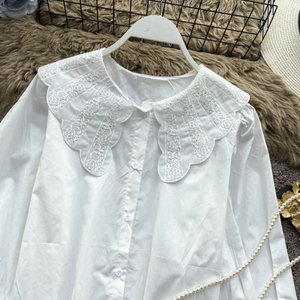 Fehér női ing hímzett gallérral - széles modell