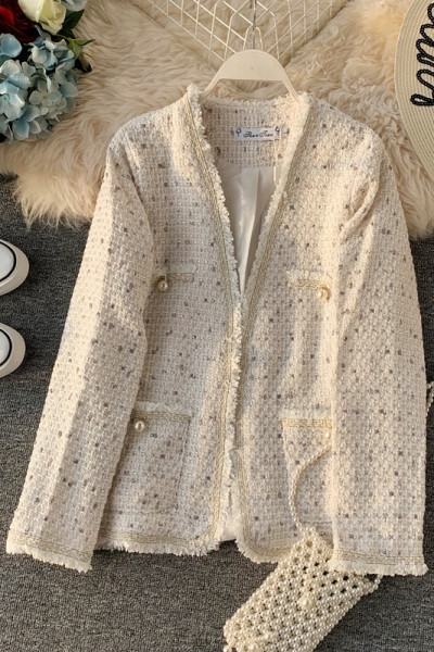 Korszerű női kabát hosszú ujjal és zsebekkel