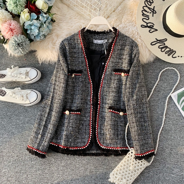 Korszerű női kabát hosszú ujjal és zsebekkel