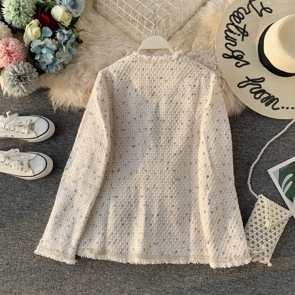 Korszerű női kabát hosszú ujjal és zsebekkel