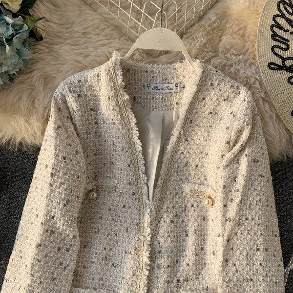 Korszerű női kabát hosszú ujjal és zsebekkel