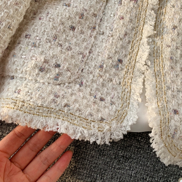 Korszerű női kabát hosszú ujjal és zsebekkel