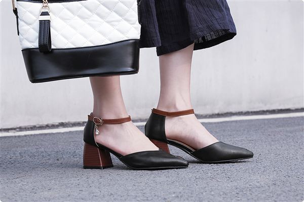 Нов модел пролетно-летни сандали от еко кожа с нисък дебел ток