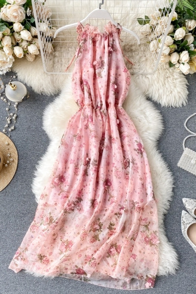 Model duge haljine ženskog kroja s ovalnim izrezom i cvjetnim uzorkom