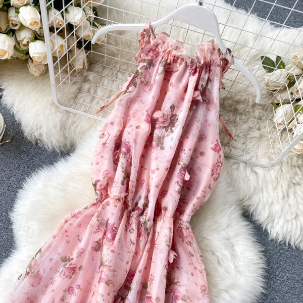 Model duge haljine ženskog kroja s ovalnim izrezom i cvjetnim uzorkom