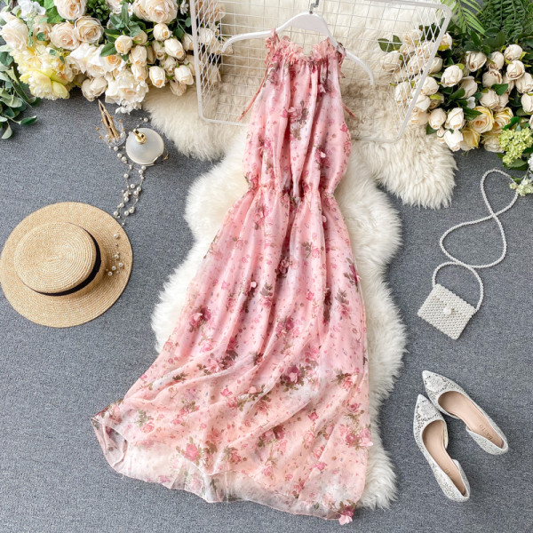 Model duge haljine ženskog kroja s ovalnim izrezom i cvjetnim uzorkom