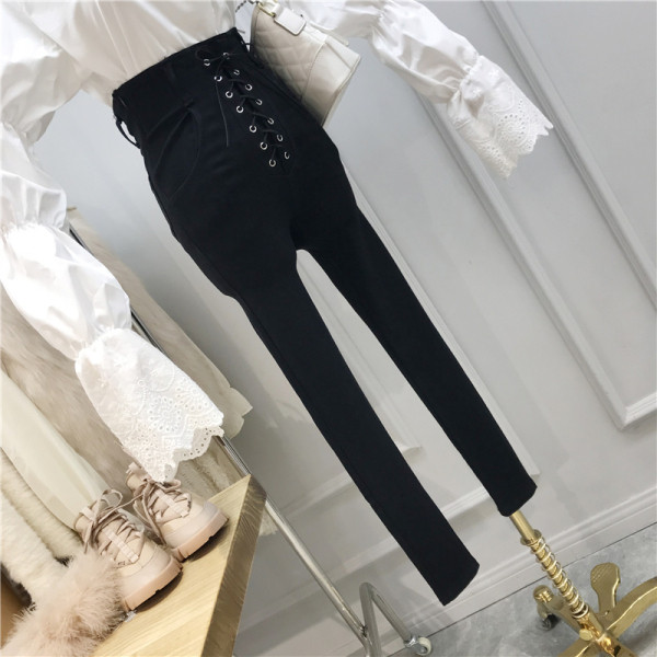 Női fekete nadrág Karcsú modell magas derékkal és keresztkötéssel