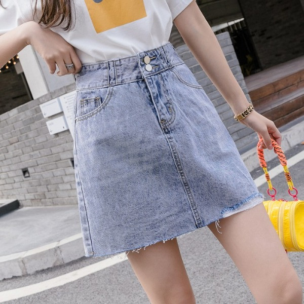 Rövid, lezser farmerszoknya magas derékkal és zsebekkel