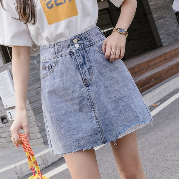 Rövid, lezser farmerszoknya magas derékkal és zsebekkel