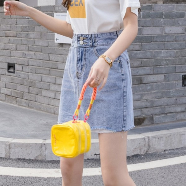 Rövid, lezser farmerszoknya magas derékkal és zsebekkel