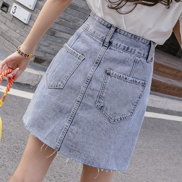 Rövid, lezser farmerszoknya magas derékkal és zsebekkel