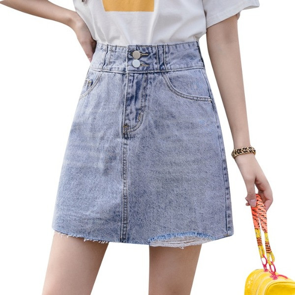 Rövid, lezser farmerszoknya magas derékkal és zsebekkel