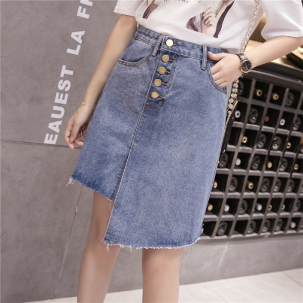 Rövid aszimmetrikus farmerszoknya gombokkal és zsebekkel