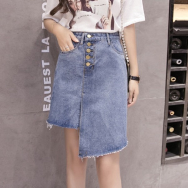 Rövid aszimmetrikus farmerszoknya gombokkal és zsebekkel