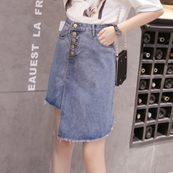 Rövid aszimmetrikus farmerszoknya gombokkal és zsebekkel