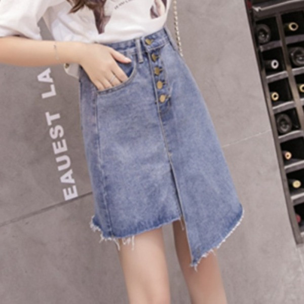 Rövid aszimmetrikus farmerszoknya gombokkal és zsebekkel