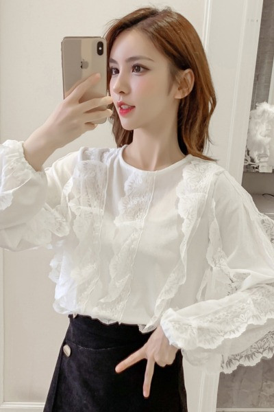 Μοντέρνα βελούδινη  μπλούζα με   δαντέλα με μακριά μανίκια