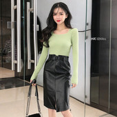 Modern műbőr szoknya övvel és közepes hosszúsággal