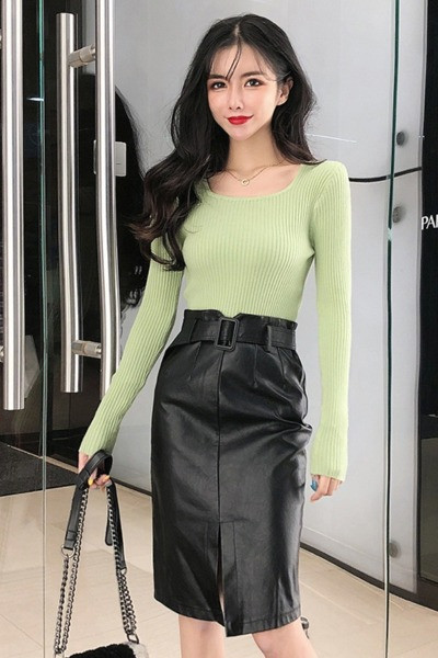 Modern műbőr szoknya övvel és közepes hosszúsággal