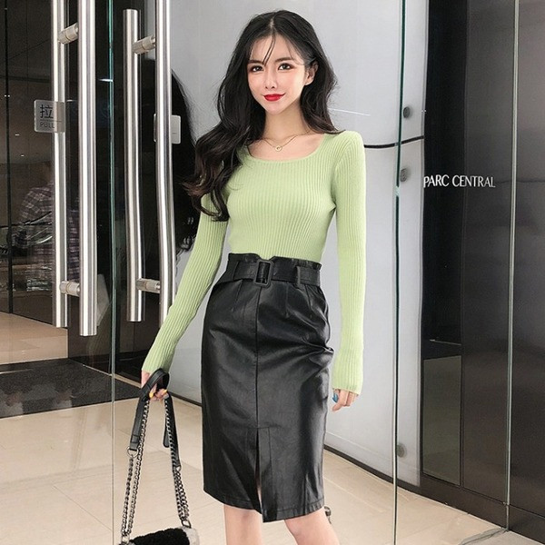 Modern műbőr szoknya övvel és közepes hosszúsággal