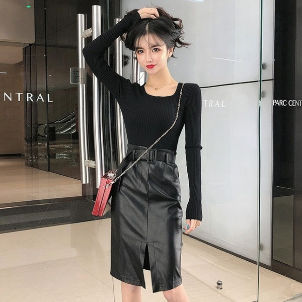 Modern műbőr szoknya övvel és közepes hosszúsággal