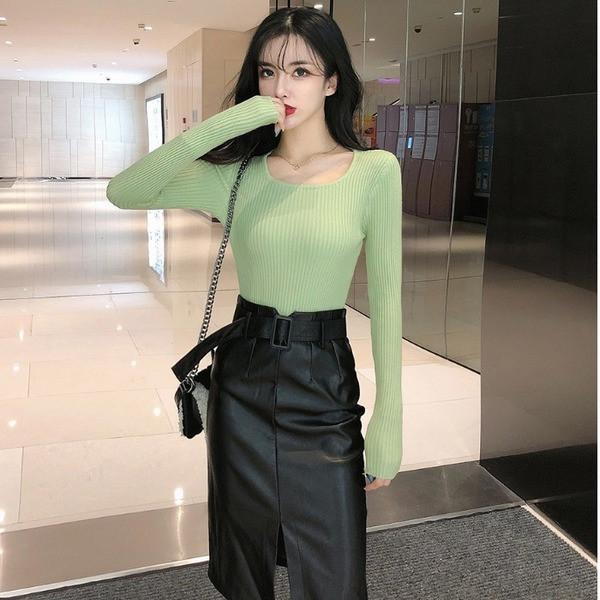 Modern műbőr szoknya övvel és közepes hosszúsággal