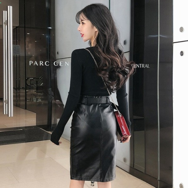 Modern műbőr szoknya övvel és közepes hosszúsággal