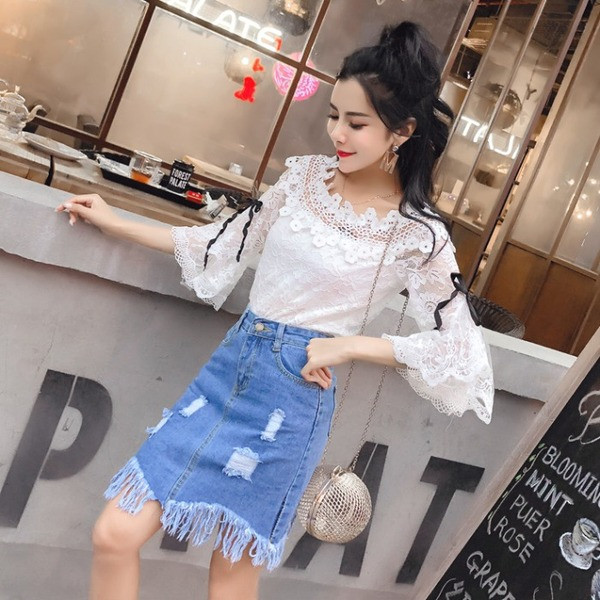 Új modell farmerszoknya szakadt motívumokkal és rojtokkal