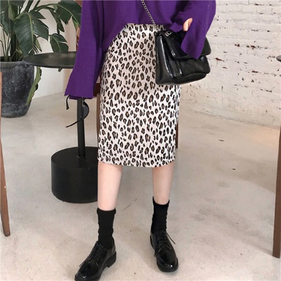 Σύγχρονη γυναικεία σλιμ φούστα μέσου μήκους και λεοπάρδαλη πριντ