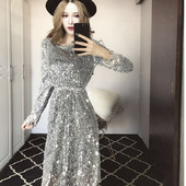 Új modell modern női ruha rugalmas derékkal és flitterrel