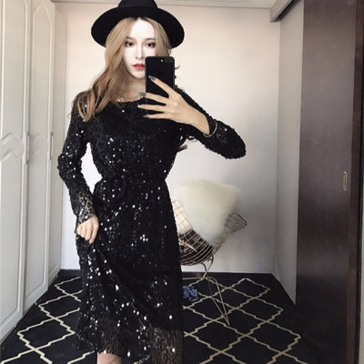 Új modell modern női ruha rugalmas derékkal és flitterrel