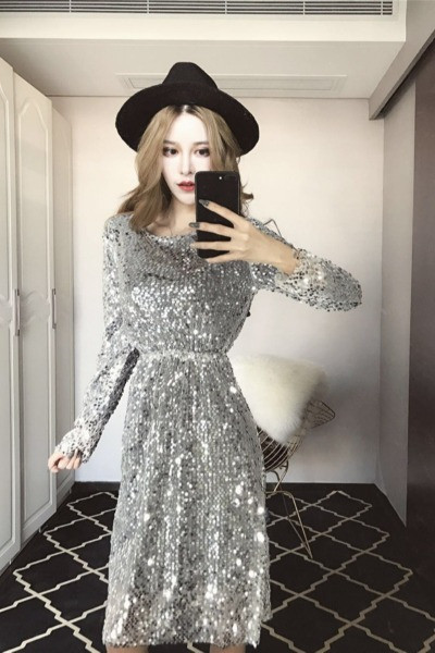 Új modell modern női ruha rugalmas derékkal és flitterrel