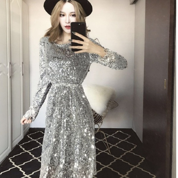 Új modell modern női ruha rugalmas derékkal és flitterrel