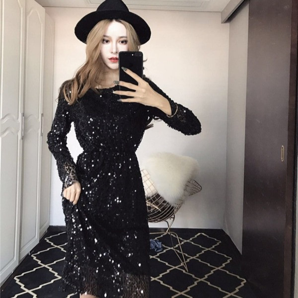 Új modell modern női ruha rugalmas derékkal és flitterrel