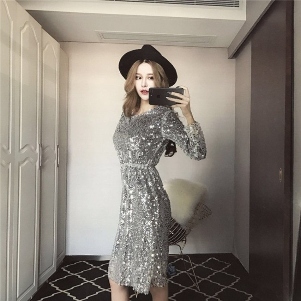 Új modell modern női ruha rugalmas derékkal és flitterrel